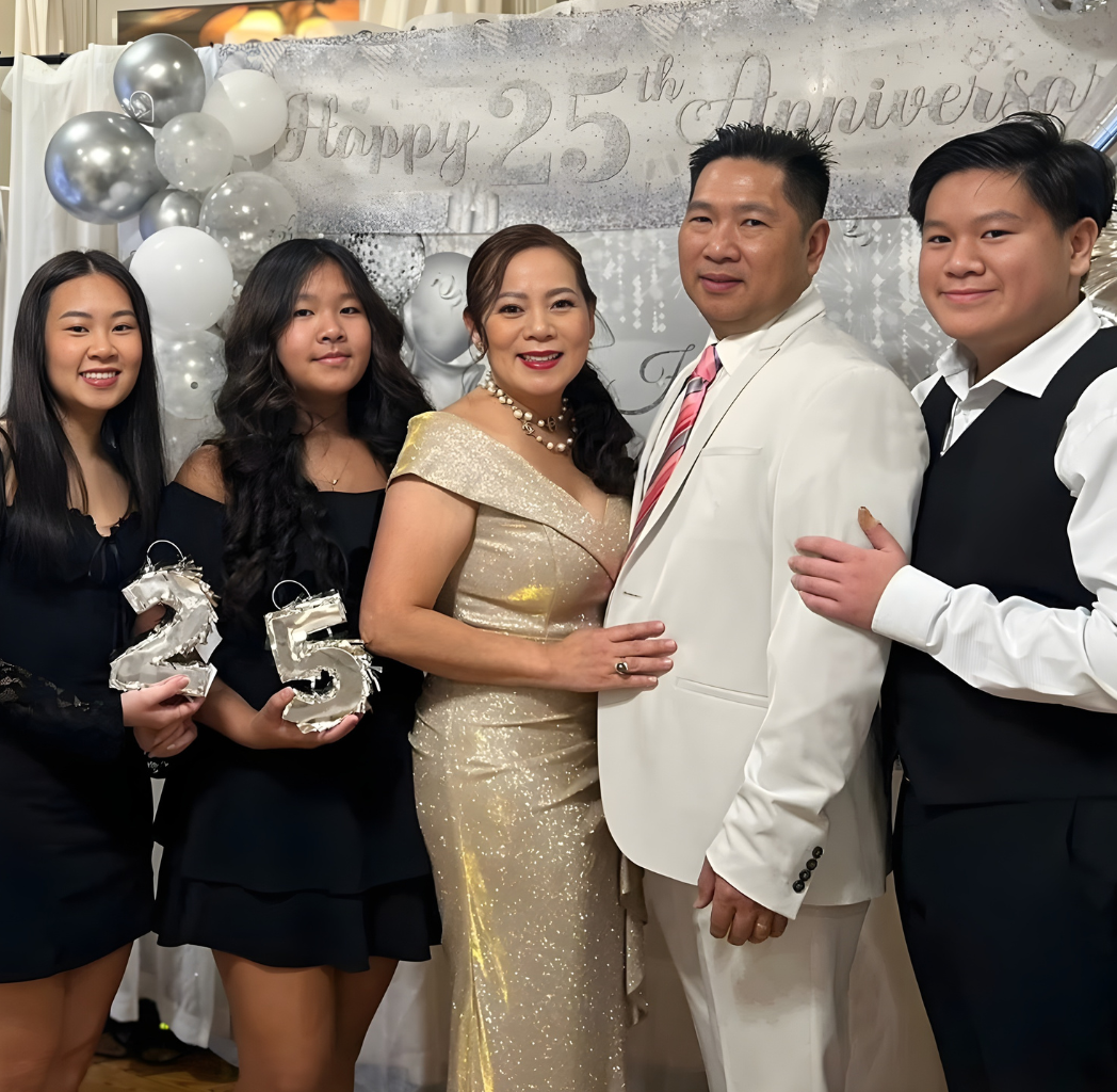 Thanh và gia đình biết đến chương trình IBC qua sự giới thiệu của một người bạn. Ban đầu, mình chỉ nghe đơn giản rằng đây là cách tích lũy tiền cho chính bản thân và để tiền sinh lợi nhuận. Nhưng khi Thanh tìm hiểu kỹ hơn về chương trình IBC, mình thật sự thấy rất hay vì nó giúp mình hiểu rõ hơn về cách quản lý và kiểm soát đồng tiền của mình.  Đặc biệt, khi Thanh chia sẻ về IBC cho cô con gái lớn Cathy mới ra trường, cháu đã tự tìm đọc và tìm hiểu. Sau khi hiểu được, cháu bắt đầu áp dụng vào chính cuộc sống của mình. Thanh rất vui khi thấy con không chỉ hiểu IBC là gì mà còn có thể hướng dẫn lại cho hai em nhỏ.  Thanh thật sự biết ơn chương trình này vì đối với mình, IBC không chỉ là cách tích lũy tiền mà còn giúp mình hiểu rõ hơn về banking và cách xây dựng nền tảng tài chính vững vàng cho tương lai của ba đứa con.